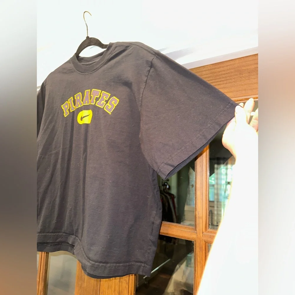 Nike Pirates‎ ECU Women's Size Medium Cropped Black T-Shirt Loose Fit Oversized
